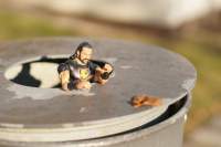 ActionMan im Mülleimer