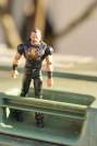 ActionMan auf Mülltonne
