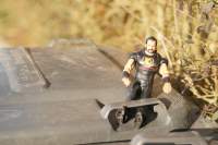 ActionMan auf Mülltonne