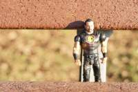 ActionMan auf Parkbank