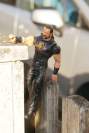 ActionMan auf Zaun