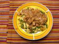 Gulasch auf Nudeln