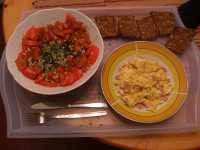 Bauernomlett mit Salat