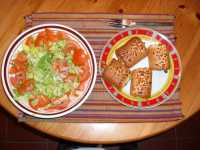 Salat und Pizzabrot