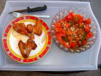 Chicken Wings und Salat