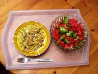 Schinkennudeln mit Salat