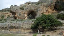 Höhle am Straßenrand