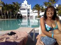 Elke am Pool Handyfoto
