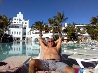 Rainer am Pool Handyfoto