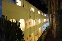 Wohngebäude bei Nacht